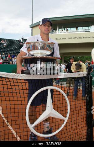 April 2005; Houston, TX, USA; ANDY RODDICK (USA) gewinnt seine Trophäe, nachdem er Sebastien Grosjean (FRA) 6-2 mit 6:2, um seinen dritten US Men's Clay Court Champions im Westside Tennis Club zu gewinnen. Roddick hat das Finale fünf Jahre in Folge geschafft. Obligatorischer Ausweis: Foto von Frank Casimiro/ZUMA Press. Copyright (©) 2005 Frank Casimiro. Stockfoto