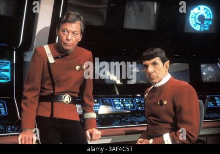 27. Februar 2015 - File - LEONARD NIMOY, der Schauspieler, der eine weltweite Fangemeinde als Mr. Spock, der erste Offizier des Raumschiffs Enterprise in der TV- und Filmserie Star Trek, gewann, starb am Freitagmorgen in seinem Haus in der Bel Air, Los Angeles. Er war 83. Seine Frau, Susan Bay Nimoy, bestätigte seinen Tod und sagte, dass die Ursache eine chronische obstruktive Lungenerkrankung im Endstadium war. Abgebildet - 1989 - Moviestill aus „Star Trek V The Final Frontier“. William Shatner und Leonard Nimoy am Set. (Kreditbild: © Paramount Pictures/Entertainment Pictures/ZUMAPRESS.com) Stockfoto