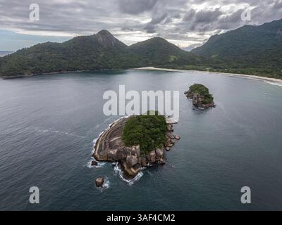 Wunderschöner Blick aus der Luft auf kleine Inseln in der Nähe des Dois Rios Strandes Stockfoto