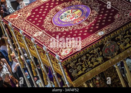Die Menschenmassen versammeln sich in Sevilla zur Karwoche und bewundern den kunstvollen Baldachin der Jungfrau des Sieges aus der Cigarreras-Bruderschaft. Stockfoto