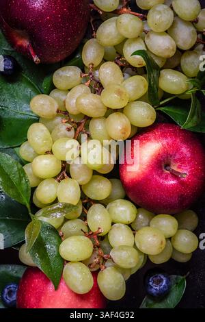 Aus der Vogelperspektive Äpfel, Heidelbeeren und Trauben mit grünen Blättern Stockfoto