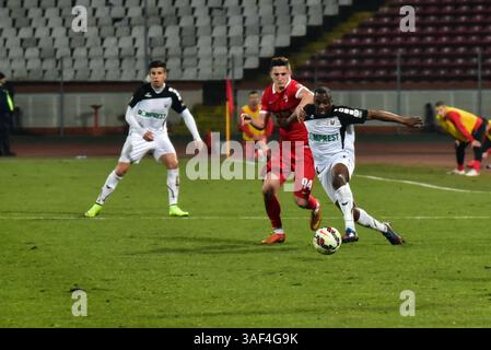 28. Februar 2015: Steliano Filip #94 von Dinamo Bukarest in Rot und Sergio Zijler #14 von U Cluj-Napoca in weiß im Spiel der Liga I zwischen FC Dinamo Bukarest ROU und FC Universitatea Cluj ROU im Dinamo-Stadion, Rumänien ROU. Catalin Soare / www.sportaction.ro(Bild: © Catalin Soare/Cal Sport Media/ZUMAPRESS.com) Stockfoto