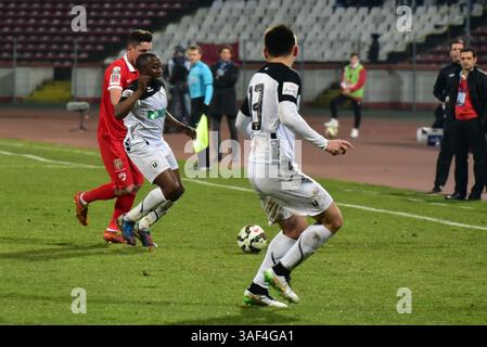 28. Februar 2015: Steliano Filip #94 von Dinamo Bukarest in Rot und Sergio Zijler #14 von U Cluj-Napoca in weiß im Spiel der Liga I zwischen FC Dinamo Bukarest ROU und FC Universitatea Cluj ROU im Dinamo-Stadion, Rumänien ROU. Catalin Soare / www.sportaction.ro(Bild: © Catalin Soare/Cal Sport Media/ZUMAPRESS.com) Stockfoto