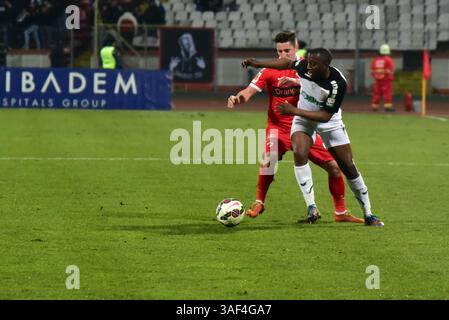 28. Februar 2015: Steliano Filip #94 von Dinamo Bukarest in Rot und Sergio Zijler #14 von U Cluj-Napoca in weiß im Spiel der Liga I zwischen FC Dinamo Bukarest ROU und FC Universitatea Cluj ROU im Dinamo-Stadion, Rumänien ROU. Catalin Soare / www.sportaction.ro(Bild: © Catalin Soare/Cal Sport Media/ZUMAPRESS.com) Stockfoto