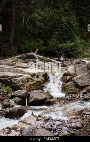 Bergbach, Der Über Felsen Kaskadiert Stockfoto