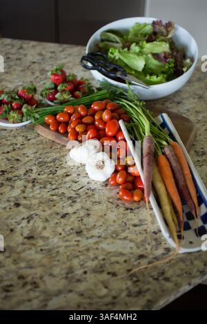 Frisches Gemüse und Obst auf einer Küchenarbeitsplatte Stockfoto