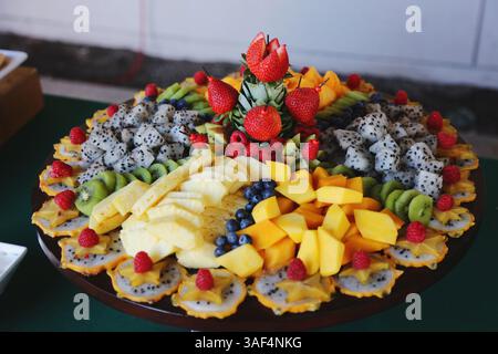 Farbenfrohe Obstplatte mit Drachenfrüchten, Mango, Kiwi und Beeren Stockfoto