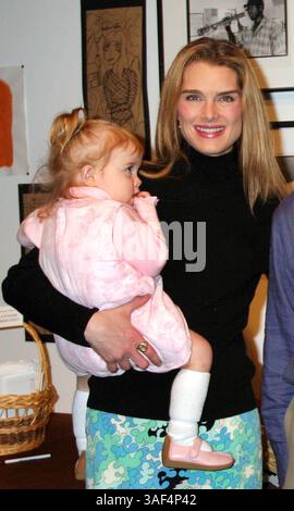 Februar 2005; Santa Monica, CA, USA; Schauspielerin BROOKE SHIELDS und Tochter ROWAN FRANCIS beim Fresh Start 4th Annual Art Benefit in Santa Monica, Kalifornien. Die Erlöse fließen in die Programme für therapeutische Kunst bei „My Friend's Place“ und „Window Between Worlds“, die Kindern häuslicher Gewalt helfen. Obligatorischer Ausweis: Foto von Krista Kennell/ZUMA Press. (©) Copyright 2005 von Krista Kennell Stockfoto