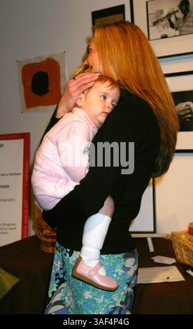 Februar 2005; Santa Monica, CA, USA; Schauspielerin BROOKE SHIELDS und Tochter ROWAN FRANCIS beim Fresh Start 4th Annual Art Benefit in Santa Monica, Kalifornien. Die Erlöse fließen in die Programme für therapeutische Kunst bei „My Friend's Place“ und „Window Between Worlds“, die Kindern häuslicher Gewalt helfen. Obligatorischer Ausweis: Foto von Krista Kennell/ZUMA Press. (©) Copyright 2005 von Krista Kennell Stockfoto