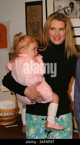 Februar 2005; Santa Monica, CA, USA; Schauspielerin BROOKE SHIELDS und Tochter ROWAN FRANCIS beim Fresh Start 4th Annual Art Benefit in Santa Monica, Kalifornien. Die Erlöse fließen in die Programme für therapeutische Kunst bei „My Friend's Place“ und „Window Between Worlds“, die Kindern häuslicher Gewalt helfen. Obligatorischer Ausweis: Foto von Krista Kennell/ZUMA Press. (©) Copyright 2005 von Krista Kennell Stockfoto
