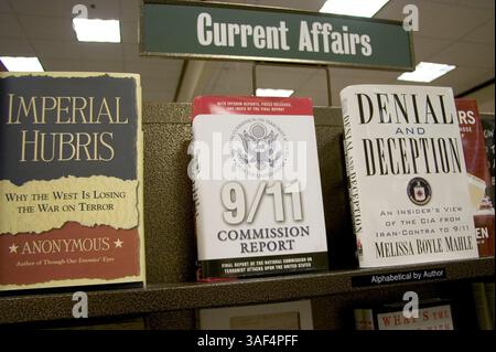 Februar 2005; Mission Viejo, CA, USA; der Bericht der Kommission von 9/11, der offiziell als Abschlussbericht der Nationalen Kommission für Terroranschläge auf die Vereinigten Staaten bezeichnet wird, ist der maßgebliche Bericht über die Ereignisse, die zu den Anschlägen vom 11. September 2001 führten. Sie wurde von der Nationalen Kommission für Terroranschläge auf die Vereinigten Staaten auf Ersuchen des Präsidenten George W. Bush und des Kongresses vorbereitet. Der Bericht wurde am 22. Juli 2004 veröffentlicht. Die kommission befragte über 1.200 Personen in zehn Ländern und prüfte mehr als zweieinhalb Millionen Seiten an Dokumenten, darunter einige von ihnen, die sehr gut geschützt waren Stockfoto