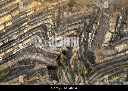Dieses atemberaubende Bild zeigt einzigartige Wellenmuster in Gesteinsschichten und unterstreicht die faszinierende Schönheit verschiedener geologischer Formationen auf unserem Planeten. Stockfoto
