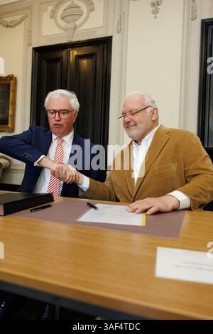 Brügge, Belgien. April 2025. Der Gouverneur der Provinz Westflandern Carl Decaluwe und der Bürgermeister der Provinz Middelkerke Jean-Marie Dedecker wurden während der Eid-Ablegung für den Bürgermeister von Middelkerke am Montag, den 7. April 2025 in Brügge dargestellt. BELGA FOTO KURT DESPLENTER Credit: Belga Nachrichtenagentur/Alamy Live News Stockfoto
