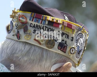 Mai 2005; San Diego, CA, USA; Medaillen und Pins zieren den Hut des 84-jährigen Pearl Harbor-Überlebenden und Veteranen des Zweiten Weltkriegs Allen Bodenlos, während er während der Gedenkfeier zum 60. Jahrestag der Gedenkfeier zum Zweiten Weltkrieg lauscht. Obligatorischer Ausweis: Foto von Earl S. Cryer/ZUMA Press. (©) Copyright 2005 von Earl S. Cryer Stockfoto