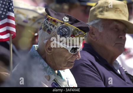 Mai 2005; San Diego, CA, USA; der 84-jährige Pearl Harbor-Überlebende und Veteran des Zweiten Weltkriegs Allen Bodenlos (Mitte) hört während der Gedenkfeier zum 60. Jahrestag der Gedenkfeier zum 2. Weltkrieg zu. Obligatorischer Ausweis: Foto von Earl S. Cryer/ZUMA Press. (©) Copyright 2005 von Earl S. Cryer Stockfoto