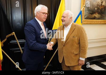 Brügge, Belgien. April 2025. Der Gouverneur der Provinz Westflandern Carl Decaluwe und der Bürgermeister der Provinz Middelkerke Jean-Marie Dedecker wurden während der Eid-Ablegung für den Bürgermeister von Middelkerke am Montag, den 7. April 2025 in Brügge dargestellt. BELGA FOTO KURT DESPLENTER Credit: Belga Nachrichtenagentur/Alamy Live News Stockfoto