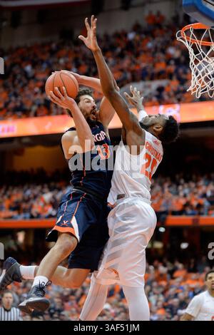 März 2015: Syracuse, New York, USA S - Virginia Cavaliers Stürmer ANTHONY GILL (13) versucht in der zweiten Halbzeit im Carrier Dome in Syracuse, NY, gegen Syracuse Orange Stürmer RAKEEM CHRISTMAS (25) zu spielen. Virginia besiegte Syracuse mit 59:47. (Kreditbild: © Michael Johnson/ZUMA Wire) Stockfoto