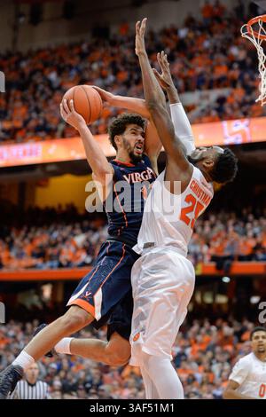 März 2015: Syracuse, New York, USA S - Virginia Cavaliers Stürmer ANTHONY GILL (13) versucht in der zweiten Halbzeit im Carrier Dome in Syracuse, NY, gegen Syracuse Orange Stürmer RAKEEM CHRISTMAS (25) zu spielen. Virginia besiegte Syracuse mit 59:47. (Kreditbild: © Michael Johnson/ZUMA Wire) Stockfoto