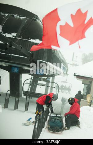 Februar 2015 - Collingwood, Ontario, Kanada - 12. Februar 2015 - Collingwood, Ontario - Skipatrouillen bereiten den Schlitten für die Rückfahrt auf den Gipfel des Berges vor. Blue Mountain ist eines der größten Skigebiete im Osten Kanadas und hat so viele, wenn nicht mehr Skifahrer und Boarder pro Jahr als viele andere Skigebiete im Westen der Rocky Mountains. Aus diesem Grund sind die Ski Patrol Teams Vollzeitpersonal und gehören zu den am besten ausgebildeten im Land. (Bild: © James Macdonald/ZUMA Wire) Stockfoto