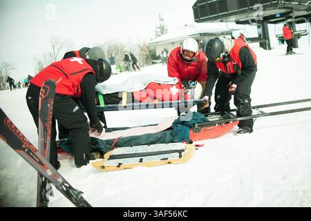 13. Februar 2015 - Collingwood, Ontario, Kanada - 13. Februar 2015 - Collingwood, Ontario - mehrere Patrouillenteams üben eine Rückenmarkserholung und Immobilisierung auf dem Berg. Blue Mountain ist eines der größten Skigebiete im Osten Kanadas und hat so viele, wenn nicht mehr Skifahrer und Boarder pro Jahr als viele andere Skigebiete im Westen der Rocky Mountains. Aus diesem Grund sind die Ski Patrol Teams Vollzeitpersonal und gehören zu den am besten ausgebildeten im Land. (Bild: © James Macdonald/ZUMA Wire) Stockfoto