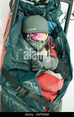 13. Februar 2015 - Collingwood, Ontario, Kanada - 12. Februar 2015 - Collingwood, Ontario - Skipatrouillen entfernen ein Opfer während eines ersten-Hilfe-Übungsszenarios auf dem Berg in den Lichtungen am Gipfel des Berges. Blue Mountain ist eines der größten Skigebiete im Osten Kanadas und hat so viele, wenn nicht mehr Skifahrer und Boarder pro Jahr als viele andere Skigebiete im Westen der Rocky Mountains. Aus diesem Grund sind die Ski Patrol Teams Vollzeitpersonal und gehören zu den am besten ausgebildeten im Land. (Bild: © James Macdonald/ZUMA Wire) Stockfoto