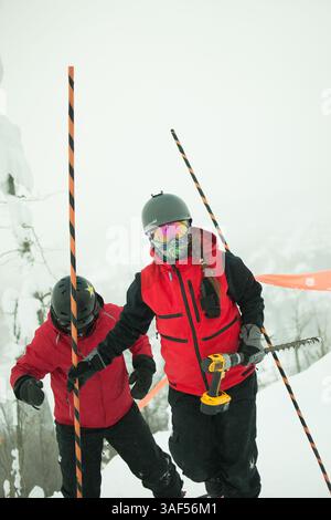 Februar 2015 - Collingwood, Ontario, Kanada - 12. Februar 2015 - Collingwood, Ontario - Ein Patrouillenteam repariert Notfallverteiler und Bergmarkierungen. Blue Mountain ist eines der größten Skigebiete im Osten Kanadas und hat so viele, wenn nicht mehr Skifahrer und Boarder pro Jahr als viele andere Skigebiete im Westen der Rocky Mountains. Aus diesem Grund sind die Ski Patrol Teams Vollzeitpersonal und gehören zu den am besten ausgebildeten im Land. (Bild: © James Macdonald/ZUMA Wire) Stockfoto