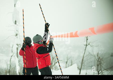 Februar 2015 - Collingwood, Ontario, Kanada - 12. Februar 2015 - Collingwood, Ontario - Ein Patrouillenteam repariert Notfallverteiler und Bergmarkierungen. Blue Mountain ist eines der größten Skigebiete im Osten Kanadas und hat so viele, wenn nicht mehr Skifahrer und Boarder pro Jahr als viele andere Skigebiete im Westen der Rocky Mountains. Aus diesem Grund sind die Ski Patrol Teams Vollzeitpersonal und gehören zu den am besten ausgebildeten im Land. (Bild: © James Macdonald/ZUMA Wire) Stockfoto