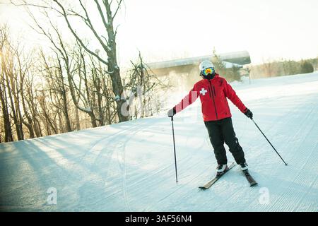 13. Februar 2015 - Collingwood, Ontario, Kanada - 13. Februar 2015 - Collingwood, Ontario - der Ski Patrol Head, Übersee die Fahrt einer Schneekatze über den Berg, bevor die Pisten für den Tag geöffnet werden. Blue Mountain ist eines der größten Skigebiete im Osten Kanadas und hat so viele, wenn nicht mehr Skifahrer und Boarder pro Jahr als viele andere Skigebiete im Westen der Rocky Mountains. Aus diesem Grund sind die Ski Patrol Teams Vollzeitpersonal und gehören zu den am besten ausgebildeten im Land. (Bild: © James Macdonald/ZUMA Wire) Stockfoto