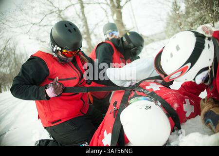 13. Februar 2015 - Collingwood, Ontario, Kanada - 13. Februar 2015 - Collingwood, Ontario - mehrere Patrouillenteams üben eine Rückenmarkserholung und Immobilisierung auf dem Berg. Blue Mountain ist eines der größten Skigebiete im Osten Kanadas und hat so viele, wenn nicht mehr Skifahrer und Boarder pro Jahr als viele andere Skigebiete im Westen der Rocky Mountains. Aus diesem Grund sind die Ski Patrol Teams Vollzeitpersonal und gehören zu den am besten ausgebildeten im Land. (Bild: © James Macdonald/ZUMA Wire) Stockfoto