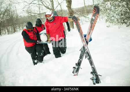13. Februar 2015 - Collingwood, Ontario, Kanada - 13. Februar 2015 - Collingwood, Ontario - mehrere Patrouillenteams üben eine Rückenmarkserholung und Immobilisierung auf dem Berg. Blue Mountain ist eines der größten Skigebiete im Osten Kanadas und hat so viele, wenn nicht mehr Skifahrer und Boarder pro Jahr als viele andere Skigebiete im Westen der Rocky Mountains. Aus diesem Grund sind die Ski Patrol Teams Vollzeitpersonal und gehören zu den am besten ausgebildeten im Land. (Bild: © James Macdonald/ZUMA Wire) Stockfoto
