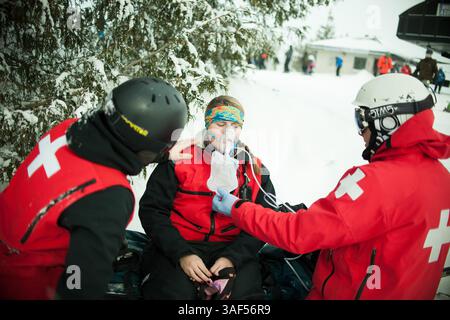 13. Februar 2015 - Collingwood, Ontario, Kanada - 13. Februar 2015 - Collingwood, Ontario - Skipatrouillenteams üben die Sauerstoffgabe während einer Ruhepause im täglichen Dienst. Blue Mountain ist eines der größten Skigebiete im Osten Kanadas und hat so viele, wenn nicht mehr Skifahrer und Boarder pro Jahr als viele andere Skigebiete im Westen der Rocky Mountains. Aus diesem Grund sind die Ski Patrol Teams Vollzeitpersonal und gehören zu den am besten ausgebildeten im Land. (Bild: © James Macdonald/ZUMA Wire) Stockfoto