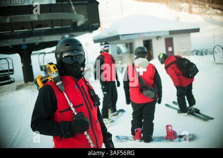 13. Februar 2015 - Collingwood, Ontario, Kanada - 13. Februar 2015 - Collingwood, Ontario - Patrouillenteams bereiten sich vor, den Berg bei 30 °C zu Beginn des Tages zu besteigen. Blue Mountain ist eines der größten Skigebiete im Osten Kanadas und hat so viele, wenn nicht mehr Skifahrer und Boarder pro Jahr als viele andere Skigebiete im Westen der Rocky Mountains. Aus diesem Grund sind die Ski Patrol Teams Vollzeitpersonal und gehören zu den am besten ausgebildeten im Land. (Bild: © James Macdonald/ZUMA Wire) Stockfoto