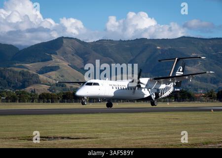 De Havilland Canada DHC-8-300, Dash8-300 Flugzeuge landen am Nelson Airport, Südinsel, Neuseeland Stockfoto