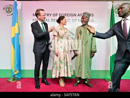 Abuja, Nigeria. April 2025. Kronprinzessin Victoria und der schwedische Minister für Infrastruktur und Wohnungsbau Andreas Carlson treffen sich am 7. April 2025 mit dem nigerianischen Außenminister Yusuf Tuggar in Abuja, Nigeria.Kronprinzessin Victoria von Schweden besucht am 6-9. April 2025 die Republik Nigeria. Foto: Jonas Ekströmer/TT/Code 10030 Credit: TT News Agency/Alamy Live News Stockfoto