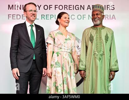Abuja, Nigeria. April 2025. Kronprinzessin Victoria und der schwedische Minister für Infrastruktur und Wohnungsbau Andreas Carlson treffen sich am 7. April 2025 mit dem nigerianischen Außenminister Yusuf Tuggar in Abuja, Nigeria.Kronprinzessin Victoria von Schweden besucht am 6-9. April 2025 die Republik Nigeria. Foto: Jonas Ekströmer/TT/Code 10030 Credit: TT News Agency/Alamy Live News Stockfoto