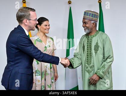 Abuja, Nigeria. April 2025. Kronprinzessin Victoria und der schwedische Minister für Infrastruktur und Wohnungsbau Andreas Carlson treffen sich am 7. April 2025 mit dem nigerianischen Außenminister Yusuf Tuggar in Abuja, Nigeria.Kronprinzessin Victoria von Schweden besucht am 6-9. April 2025 die Republik Nigeria. Foto: Jonas Ekströmer/TT/Code 10030 Credit: TT News Agency/Alamy Live News Stockfoto