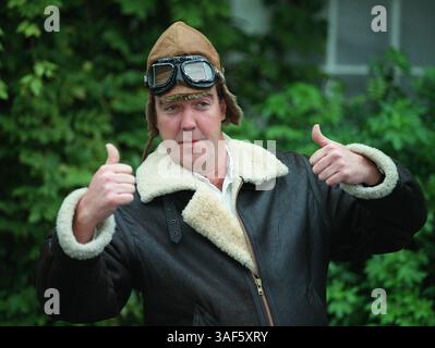 11. März 2015: JEREMY CLARKSON, der Moderator von Top Gear, wurde suspendiert, weil er angeblich einen Produzenten geschlagen hatte. Clarkson, einer der höchsten Verdiener des Unternehmens, hatte in einer Erklärung, die gestern veröffentlicht wurde, "einen Bruch mit einem BBC-Produzenten". Jeremy Clarkson wurde suspendiert, bis eine Untersuchung eingeleitet wurde. Top Gear wird diesen Sonntag nicht gesendet. Die nächsten beiden Episoden und möglicherweise die dritte und letzte Show der Serie werden nicht so gut ausgestrahlt. Abbildung: 19. November 1997: Scarborough, North Yorkshire, England – Jeremy Clarkson Presenter Top Gear. (Kreditbild: © Globe Photos/ZUMAPRESS.com) Stockfoto