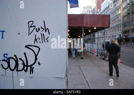 September 2004; New York, NY, USA; Protest gegen die Arbeitslosenlinie am Mittwoch, den 1. September, dem dritten Tag des Republikanischen Nationalkonvents 2004 in New York City. Der Protest wurde von der Gruppe „People for the American Way“ organisiert und die Teilnehmer hielten symbolische rosa Belege auf, um Arbeitsplätze zu repräsentieren, die in den letzten vier Jahren verloren gegangen sind und die derzeit arbeitslosen Personen. Die Strecke erstreckte sich von der Wall Street in Lower Manhattan bis in die Nähe des Madison Square Garden, dem Veranstaltungsort des Kongresses. Graffiti auf einer Baustelle in der West 23rd Street in der Nähe des heutigen Protestes lesen: „Bush tötet“. Stockfoto