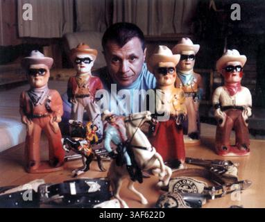März 2005; Los Angeles, Kalifornien, USA; EXKLUSIV! „Magie und TV rufen für den Preis!“ AKTENFOTO: AKTENFOTO: 1993; Schauspieler ROBERT BLAKE wurde heute von einer Jury in Los Angeles für den Mord an seiner Frau Bonnie Lee Bakley freigesprochen. Bakley wurde am 4. Mai 2001 vor Blakes Lieblingsrestaurant in Studio City erschossen, nachdem die beiden zu Abend gegessen hatten. AKTENFOTO: 1993; Schauspieler ROBERT BLAKE mit seiner Sammlung von Lone Ranger Puppen und Erinnerungsstücken zu Hause. Obligatorischer Credit: Foto von Albert Chacon/ZUMA Press. (©) Copyright 2005 von Albert Chacon Stockfoto