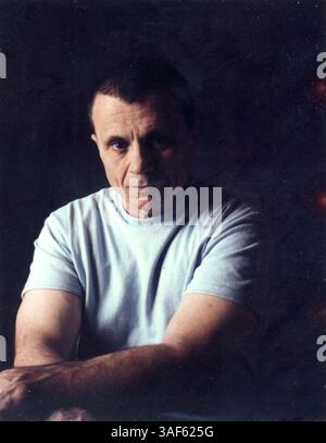März 2005; Los Angeles, Kalifornien, USA; EXKLUSIV! „Magie und TV rufen für den Preis!“ AKTENFOTO: AKTENFOTO: 1993; Schauspieler ROBERT BLAKE wurde heute von einer Jury in Los Angeles für den Mord an seiner Frau Bonnie Lee Bakley freigesprochen. Bakley wurde am 4. Mai 2001 vor Blakes Lieblingsrestaurant in Studio City erschossen, nachdem die beiden zu Abend gegessen hatten. AKTENFOTO: 1993; Schauspieler ROBERT BLAKE posiert in seinem Haus. Obligatorischer Credit: Foto von Albert Chacon/ZUMA Press. (©) Copyright 2005 von Albert Chacon Stockfoto
