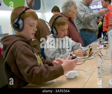 Februar 2005; Mission Viejo, CA, USA; Apple Computer, Inc. ist ein Silicon Valley-Unternehmen mit Sitz in Cupertino, Kalifornien, dessen Kerngeschäft Computertechnologien ist. Apple half mit dem Apple II in den 1970er Jahren, die PC-Revolution zu starten und formte es in den 1980er Jahren und seitdem mit dem Macintosh. Apple ist bekannt für innovative Software und Hardware, wie den iMac, den digitalen iPod-Musik-Player und den iTunes Music Store. Unternehmensziel von Apple: Die Leistungsfähigkeit der Computertechnik für jedermann verfügbar und zugänglich zu machen. Im Bild: Apple Store in der Mission Viejo Mall, wo Kinder und Menschen leben Stockfoto