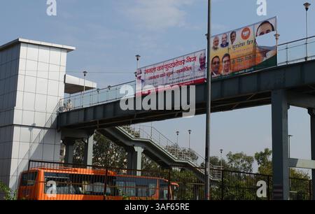 NEW DELHI, INDIA â€“17. MÄRZ: Fußüberbrücke in Mayur Vihar Phase 2 mit Plakaten der AAP und der BJP, die den Bau der lokalen MLA Manish Sisodia und des lokalen Parlamentsabgeordneten Mahesh Giri in Rechnung stellen. (Kreditbild: © India Today/ZUMA Wire) Stockfoto