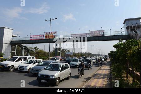 NEW DELHI, INDIA â€“17. MÄRZ: Fußüberbrücke in Mayur Vihar Phase 2 mit Plakaten der AAP und der BJP, die den Bau der lokalen MLA Manish Sisodia und des lokalen Parlamentsabgeordneten Mahesh Giri in Rechnung stellen. (Kreditbild: © India Today/ZUMA Wire) Stockfoto