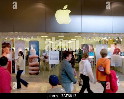 Februar 2005; Mission Viejo, CA, USA; Apple Computer, Inc. ist ein Silicon Valley-Unternehmen mit Sitz in Cupertino, Kalifornien, dessen Kerngeschäft Computertechnologien ist. Apple half mit dem Apple II in den 1970er Jahren, die PC-Revolution zu starten und formte es in den 1980er Jahren und seitdem mit dem Macintosh. Apple ist bekannt für innovative Software und Hardware, wie den iMac, den digitalen iPod-Musik-Player und den iTunes Music Store. Unternehmensziel von Apple: Die Leistungsfähigkeit der Computertechnik für jedermann verfügbar und zugänglich zu machen. Im Bild: Apple Store in der Mission Viejo Mall, wo Kinder und Menschen leben Stockfoto
