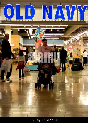 Februar 2005; Mission Viejo, CA, USA; DIE ALTE MARINE ist eine Abteilung von Gap. Hersteller von Einzelhandelsbekleidung für Männer und Frauen. Old Navy ist eine Bekleidungs- und Handelskette, die von Gap Inc. Gehört, der auch die Marken Gap und Banana Republic gehört. Gap wurde 1969 gegründet und ist ein mittelständischer Einzelhändler für Spezialbekleidung, während Banana Republic ein 1978 gegründeter Luxusbekleidungshändler ist. 1994 als Wertschöpfungskette ins Leben gerufen, wurde der erste Old Navy Store in Kalifornien eröffnet. Flagship Stores befinden sich in New York City, Washington, Chicago und San Francisco. Old Navy ist bekannt für seine Werbung ca. Stockfoto