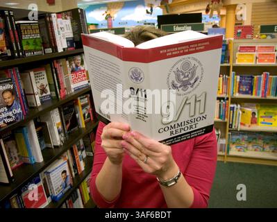 Februar 2005; Mission Viejo, CA, USA; der Bericht der Kommission von 9/11, der offiziell als Abschlussbericht der Nationalen Kommission für Terroranschläge auf die Vereinigten Staaten bezeichnet wird, ist der maßgebliche Bericht über die Ereignisse, die zu den Anschlägen vom 11. September 2001 führten. Sie wurde von der Nationalen Kommission für Terroranschläge auf die Vereinigten Staaten auf Ersuchen des Präsidenten George W. Bush und des Kongresses vorbereitet. Der Bericht wurde am 22. Juli 2004 veröffentlicht. Die kommission befragte über 1.200 Personen in zehn Ländern und prüfte mehr als zweieinhalb Millionen Seiten an Dokumenten, darunter einige von ihnen, die sehr gut geschützt waren Stockfoto