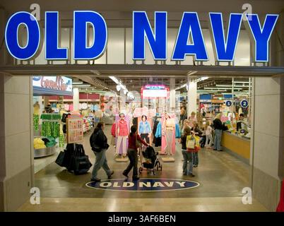 Februar 2005; Mission Viejo, CA, USA; DIE ALTE MARINE ist eine Abteilung von Gap. Hersteller von Einzelhandelsbekleidung für Männer und Frauen. Old Navy ist eine Bekleidungs- und Handelskette, die von Gap Inc. Gehört, der auch die Marken Gap und Banana Republic gehört. Gap wurde 1969 gegründet und ist ein mittelständischer Einzelhändler für Spezialbekleidung, während Banana Republic ein 1978 gegründeter Luxusbekleidungshändler ist. 1994 als Wertschöpfungskette ins Leben gerufen, wurde der erste Old Navy Store in Kalifornien eröffnet. Flagship Stores befinden sich in New York City, Washington, Chicago und San Francisco. Old Navy ist bekannt für seine Werbung ca. Stockfoto