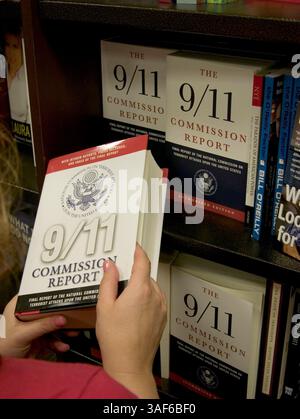 Februar 2005; Mission Viejo, CA, USA; der Bericht der Kommission von 9/11, der offiziell als Abschlussbericht der Nationalen Kommission für Terroranschläge auf die Vereinigten Staaten bezeichnet wird, ist der maßgebliche Bericht über die Ereignisse, die zu den Anschlägen vom 11. September 2001 führten. Sie wurde von der Nationalen Kommission für Terroranschläge auf die Vereinigten Staaten auf Ersuchen des Präsidenten George W. Bush und des Kongresses vorbereitet. Der Bericht wurde am 22. Juli 2004 veröffentlicht. Die kommission befragte über 1.200 Personen in zehn Ländern und prüfte mehr als zweieinhalb Millionen Seiten an Dokumenten, darunter einige von ihnen, die sehr gut geschützt waren Stockfoto