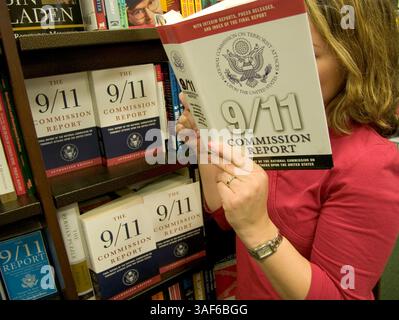 Februar 2005; Mission Viejo, CA, USA; der Bericht der Kommission von 9/11, der offiziell als Abschlussbericht der Nationalen Kommission für Terroranschläge auf die Vereinigten Staaten bezeichnet wird, ist der maßgebliche Bericht über die Ereignisse, die zu den Anschlägen vom 11. September 2001 führten. Sie wurde von der Nationalen Kommission für Terroranschläge auf die Vereinigten Staaten auf Ersuchen des Präsidenten George W. Bush und des Kongresses vorbereitet. Der Bericht wurde am 22. Juli 2004 veröffentlicht. Die kommission befragte über 1.200 Personen in zehn Ländern und prüfte mehr als zweieinhalb Millionen Seiten an Dokumenten, darunter einige von ihnen, die sehr gut geschützt waren Stockfoto