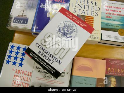 Februar 2005; Mission Viejo, CA, USA; der Bericht der Kommission von 9/11, der offiziell als Abschlussbericht der Nationalen Kommission für Terroranschläge auf die Vereinigten Staaten bezeichnet wird, ist der maßgebliche Bericht über die Ereignisse, die zu den Anschlägen vom 11. September 2001 führten. Sie wurde von der Nationalen Kommission für Terroranschläge auf die Vereinigten Staaten auf Ersuchen des Präsidenten George W. Bush und des Kongresses vorbereitet. Der Bericht wurde am 22. Juli 2004 veröffentlicht. Die kommission befragte über 1.200 Personen in zehn Ländern und prüfte mehr als zweieinhalb Millionen Seiten an Dokumenten, darunter einige von ihnen, die sehr gut geschützt waren Stockfoto